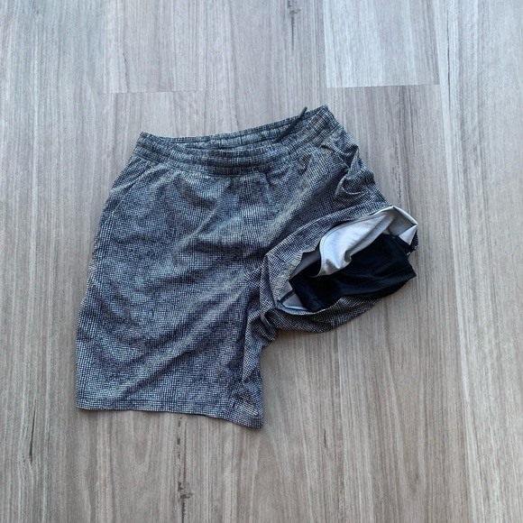 Mens 6 inch lined Lululemon workout shorts - Picture 3 of 3